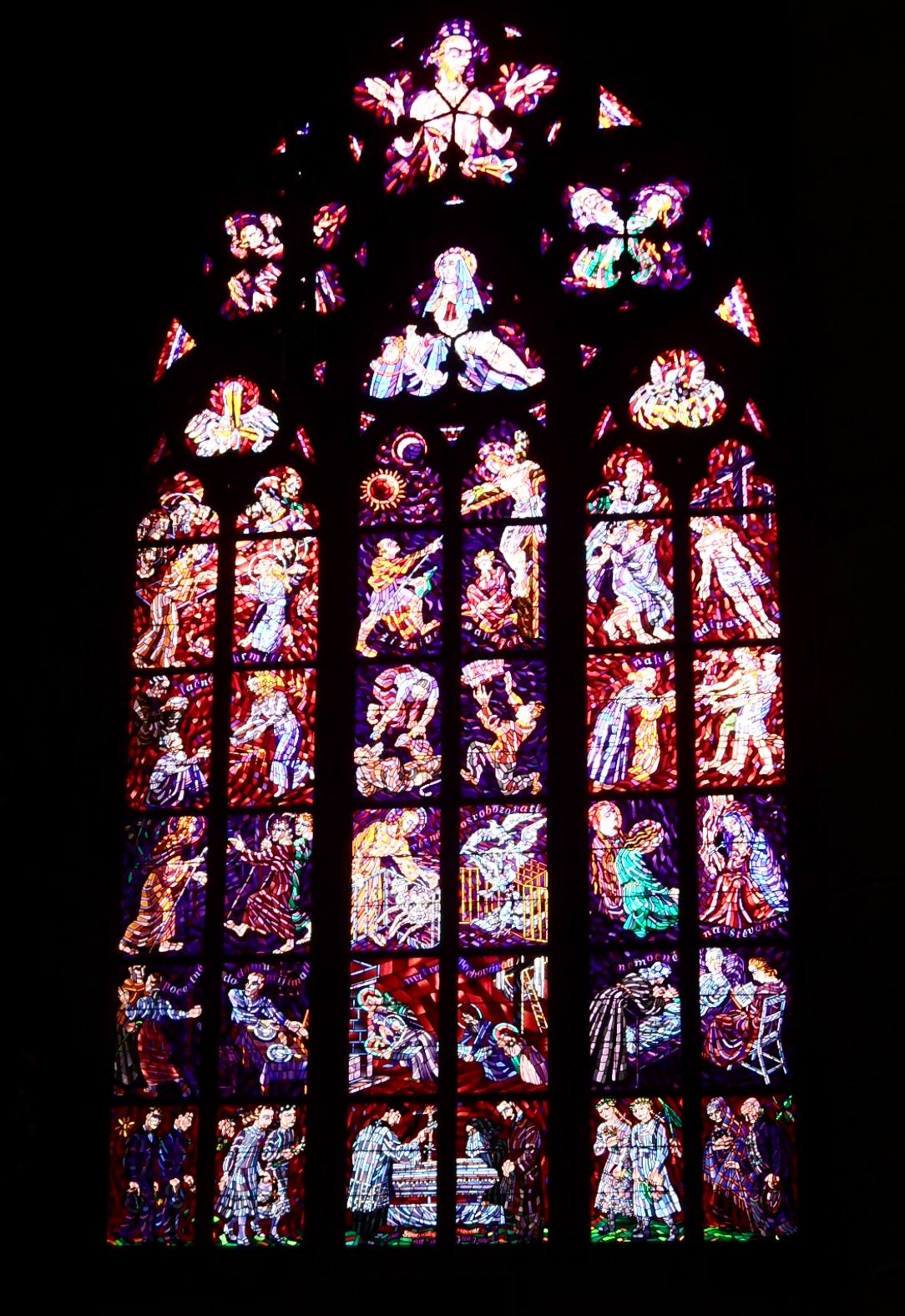487-pohreb-Em.M.K.Vlka-katedrala-vitraz